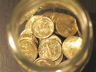 Using a time delayed shutter, I finally figured out if the light turns off when the refrigerator door is closed.