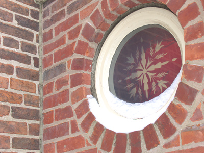 Is that a snowflake pattern in the glass?