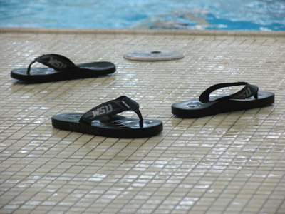 I don`t know much about the sport, but it seems to me that the three-legged swimmers have an unfair advantage.