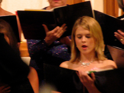Tired of the obscurity of Hollywood films, Kirsten Dunst seeks fame in a Dayton, Ohio, vocal ensemble.