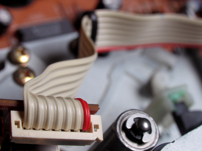 I have no idea how to fix a VCR, but that didn`t prevent me from opening it up anyway.