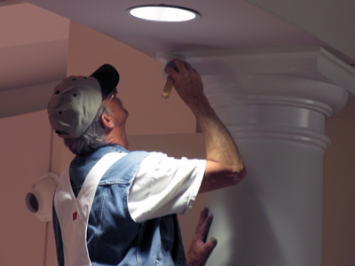 He works while I eat lunch.