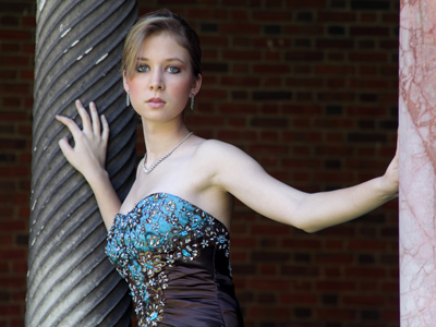 She was 20 minutes late, then spent 30 minutes in the ladies` room getting ready -- but it was worth the wait.