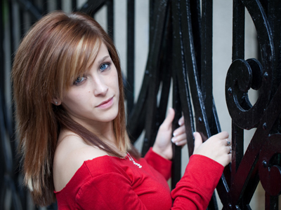 Hardly anybody wears red for me, so I was very pleased to see this shirt, especially against the black metal gate.