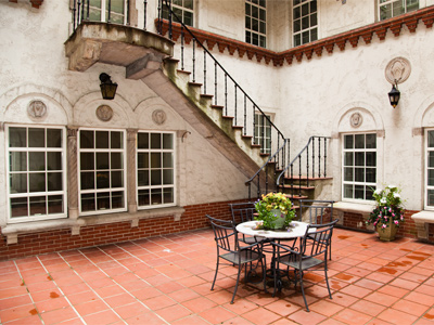 Wow, I must come back here someday to take pictures of some lovely person in a long, silky dress.