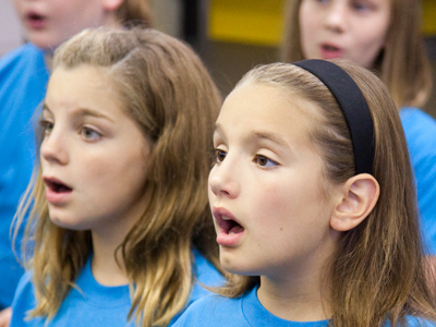 Fortunately, there are still people who sing because they enjoy it, not just to win fame and money on television.