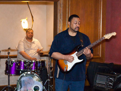 For dinner I had macaroni and cheese, sweet tea, hot apple cobbler and jazz.  It was a very satisfying meal.