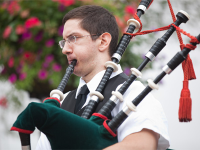 Other people with cameras got city buildings and parked cars in the background of their photos of this musician, because they DIDN`T CROUCH DOWN like I did.