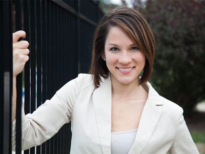 Instead of controlling her cat, she`s posing for photos.