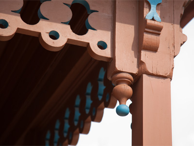 More pointless architectural details, and more taking pictures while being observed (this time from a car).