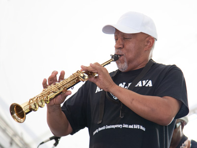 I hate when somebody starts playing one of my favorite songs, and then they mess it up.