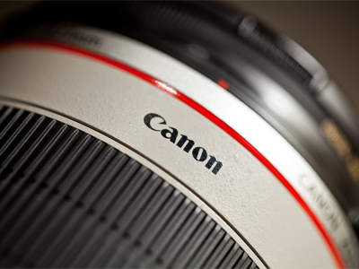 The red stripe adds a few thousand dollars to the cost of a lens, but it makes all the difference.