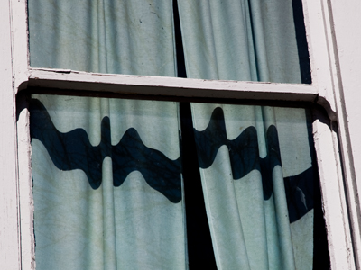 Straight bar, wavy shadow.