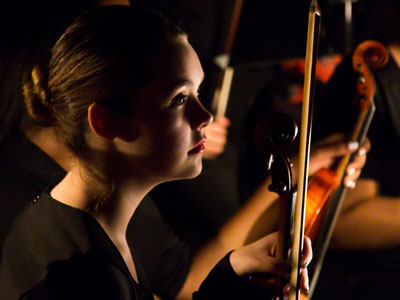 When the concertmaster stood up to tune the orchestra, the man sitting next to me said, `That`s my daughter!`