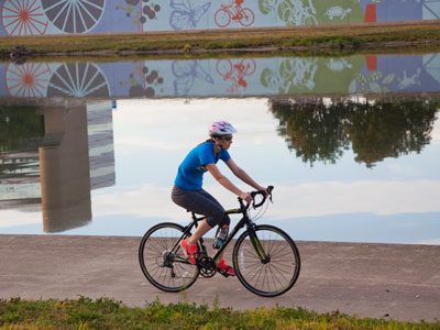Point at a spot, focus and wait.  The bikers will come.