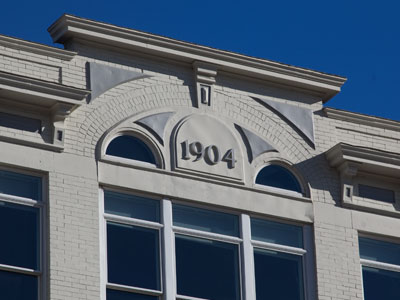 In 1904, Paul Laurence Dunbar moved back to Dayton, knowing that he would soon die of tuberculosis. `Kind o` nice to set aroun` on the old familiar groun`, Knowin` that when Death does come, that he`ll find you right at home.`