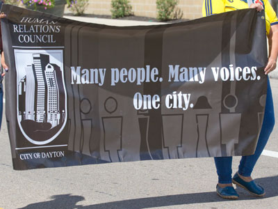 Muchas personas.  Muchas voces.  Una ciudad.
