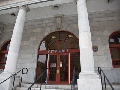 After talks ended unsuccessfully yesterday afternoon, the Mayor and City Commission compelled both parties to keep negotiating into the evening to avoid a strike.