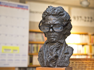 Ludwig is nearsighted.