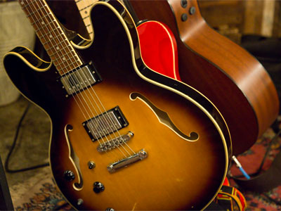 The Friday night coffee shop concert isn`t my scene, though tonight I made an exception.
