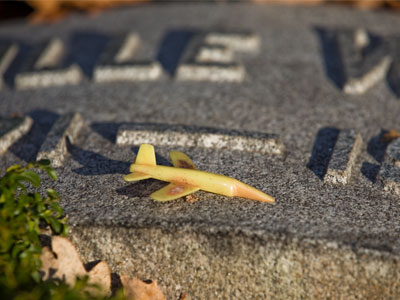 An airplane on Orville Wright`s grave.