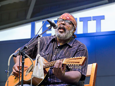 From the first line of the first song, I knew that Alvin Youngblood Hart was a real bluesman.