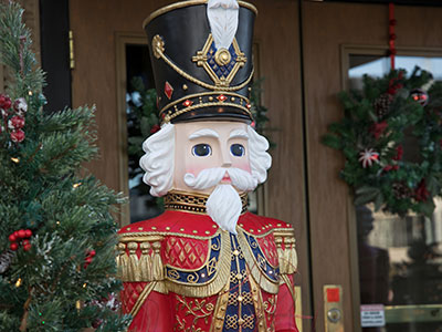 This year, the Nutcracker statues are chained down (see December 18, 2020).