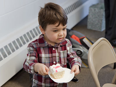 Distributing cake to the mothers.