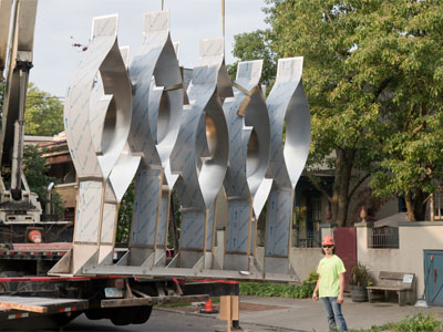 I was told this sculpture would be lifted into place at 6:30am.  I got there at 7am and the crane hadn`t arrived.