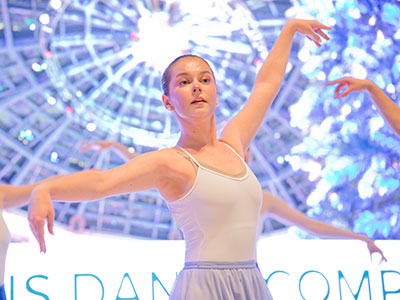 I joined a gazillion of my closest friends at the Dayton Arcade for Holly Days.