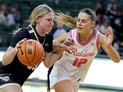 People who sit at courtside get pictures like this.  They also get hit by the ball sometimes.